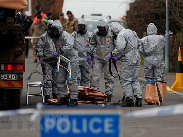 Lực lượng an ninh Anh thu thập mẫu vật bên chiếc xe của cựu điệp viên Nga Sergei Skripal tại Gillingham, London ngày 14/3. (Nguồn: AFP/ TTXVN) 