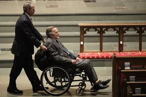 Cựu Tổng thống Mỹ George Bush nhập viện một ngày sau đám tang vợ