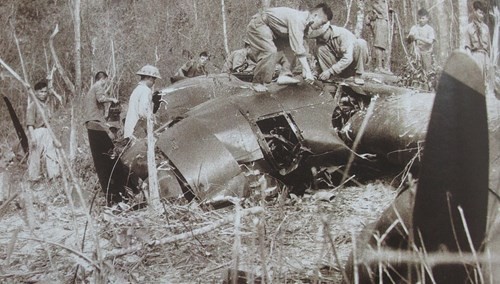 Xác chiếc máy bay B24 Privateer bị rơi tại chỗ trên chiến trường Điện Biên Phủ. (Ảnh tư liệu)