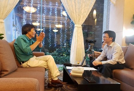 Nhà báo Nguyễn Tuấn Anh trong một cuộc phỏng vấn TS Lê Thẩm Dương. Ảnh: Nguyễn Tiến Dũng.