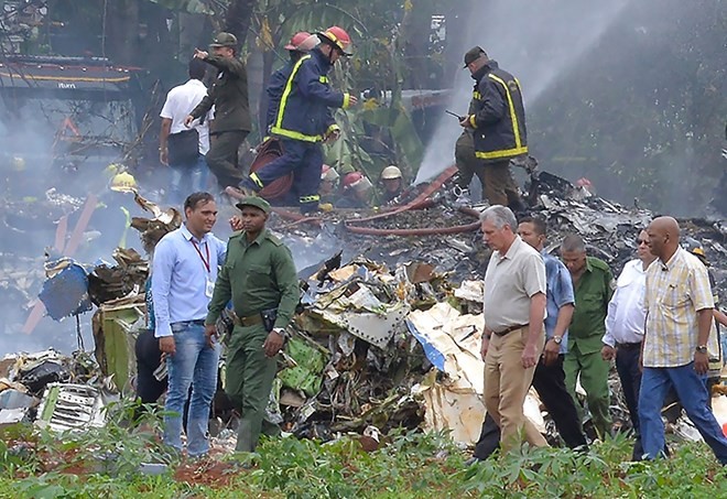 Chủ tịch Cuba Miguel Diaz-Canel (thứ 2, phải, phía trước) thị sát tình hình tại hiện trường máy bay rơi và chỉ đạo công tác cứu nạn.