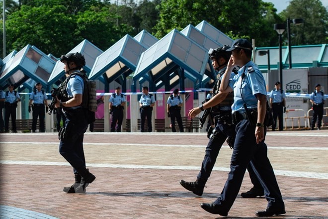 Cảnh sát phong tỏa công viên Qarry Bay ở Hong Kong (Trung Quốc) để phục vụ công tác điều tra sau vụ xả súng ngày 26/6. (Ảnh: AFP/TTXVN)