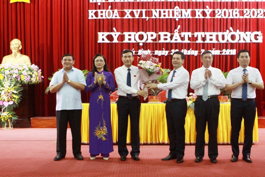 Tân Chủ tịch HĐND tỉnh Thái Bình Nguyễn Hồng Diên (thứ 3 bên phải) tặng hoa tân Chủ tịch UBND tỉnh Đặng Trọng Thăng (thứ 3 bên trái).