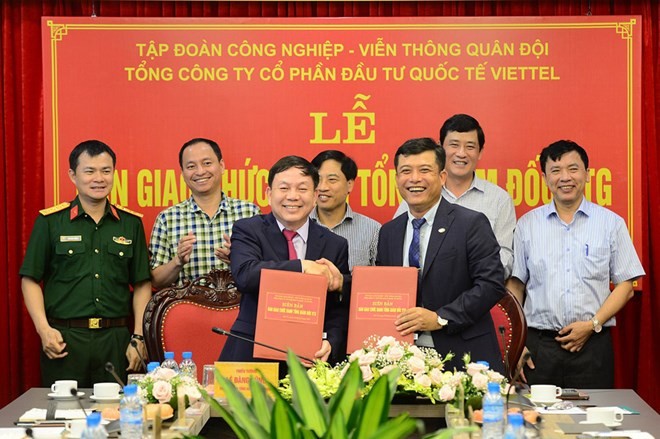 Thiếu tướng Lê Đăng Dũng (trái, hàng trên) bàn giao chức vụ tại Viettel Global cho ông Đỗ Mạnh Hùng. (Ảnh: CTV/Vietnam+)