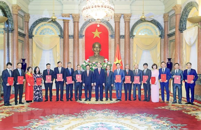 Chủ tịch nước Trần Đại Quang trao Quyết định bổ nhiệm cho 16 Đại sứ Việt nam được chỉ định tại nước ngoài, nhiệm kỳ 2018-2021. (Ảnh: Nhan Sáng/TTXVN)