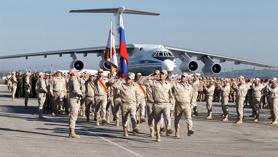 Binh sĩ Nga duyệt binh tại căn cứ quân sự ở Syria. Ảnh: RT