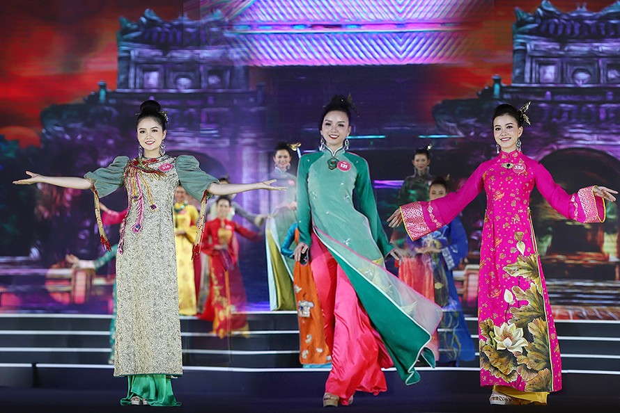 Một trong 3 cô gái này sẽ trở thành Người đẹp Du lịch trong đêm chung kết Hoa hậu Việt Nam 16/9- truyền hình trực tiếp trên VTV1, VTV9 và nhiều đài địa phương- Ảnh: Hoàng Mạnh Thắng