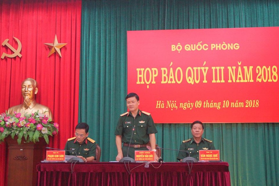 Thiếu tướng Nguyễn Văn Đức (giữa) chủ trì họp báo. Ảnh: Nguyễn Minh