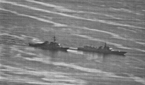 Chiến hạm Type 052C Trung Quốc (phải) áp sát khu trục USS Decatur Mỹ tại Trường Sa hồi tháng 9. Ảnh: US Navy.