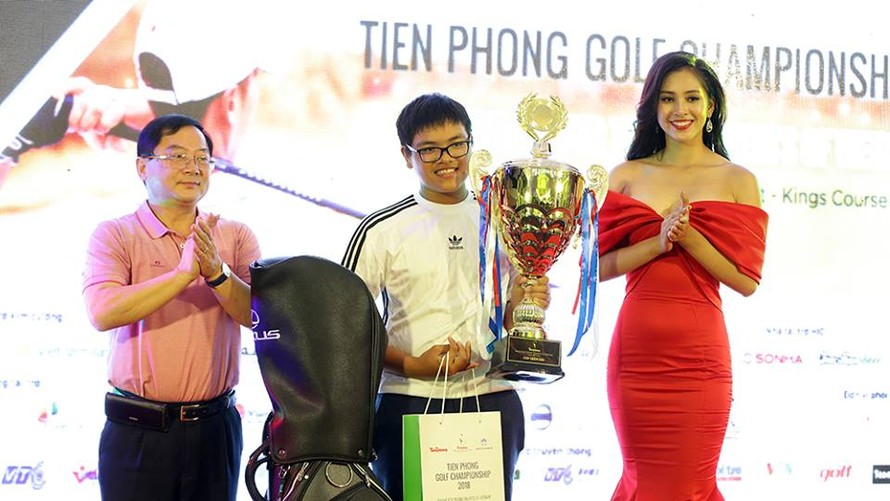 Golfer 13 tuổi Nguyễn Bảo Long trở thành người đầu tiên nhận cúp luân lưu Tiền Phong Golf Championship. Ảnh: Mạnh Thắng