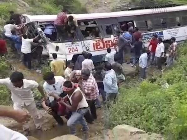 Một vụ tai nạn xe buýt ở Ấn Độ. (Nguồn: AP)