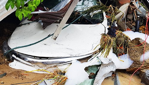 Một ôtô đậu trong nhà ở Nha Trang bị vùi lấp trong trận sạt lở sáng 18/11. Ảnh: An Phước