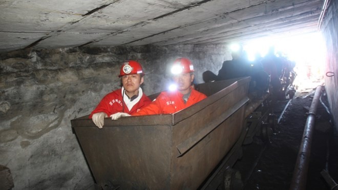 Nhân viên cứu hộ tiếp cận hiện trường một vụ sập hầm mỏ tại Trung Quốc. (Ảnh: Pri.org)