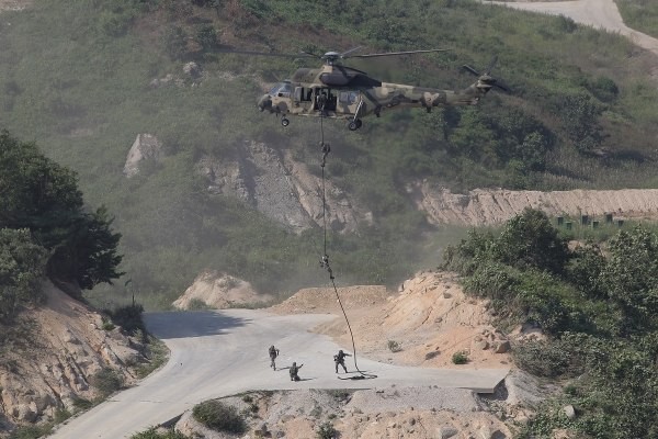 Trực thăng KUH-1 Surion bay trong cuộc tập trận chung Mỹ-Hàn Quốc tại Hàn Quốc năm 2015. Ảnh: Chung Sung-Jun.