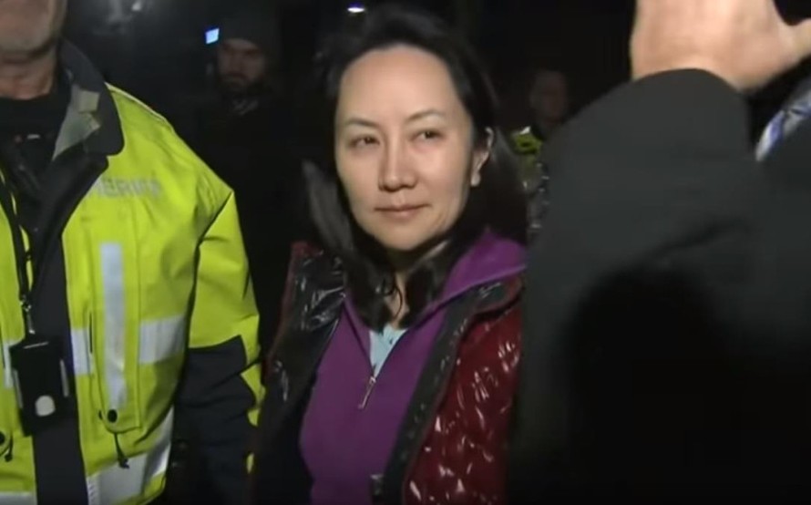Mạnh Vãn Chu, giám đốc tài chính của Huawei, ngày 13/12 bước ra khỏi tòa án ở Canada sau khi nộp tiền bảo lãnh, những vẫn đối mặt nguy cơ bị dẫn độ sang Mỹ. Ảnh: China Daily