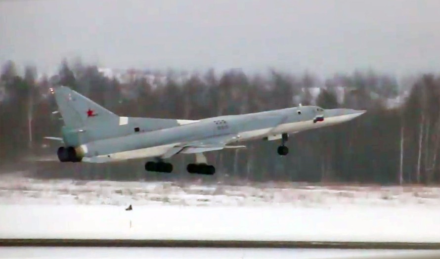 Oanh tạc cơ Tu-22M3M lần đầu cất cánh