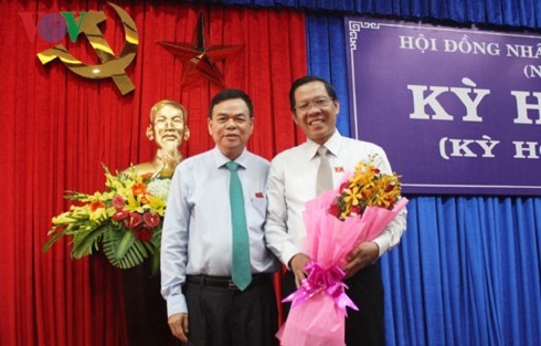 Ông Phan Văn Mãi (người ôm hoa) được bầu giữ chức Chủ tịch HĐND tỉnh Bến Tre - Ảnh: VOV