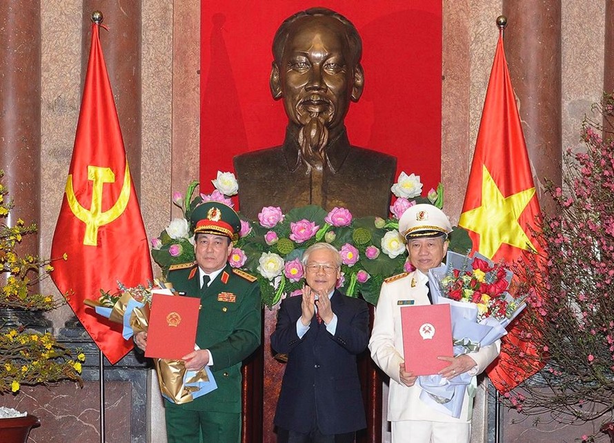Tổng Bí thư, Chủ tịch nước Nguyễn Phú Trọng trao quyết định phong quân hàm Đại tướng và tặng hoa chúc mừng các đồng chí Tô Lâm, Lương Cường. Ảnh: Trọng Hải