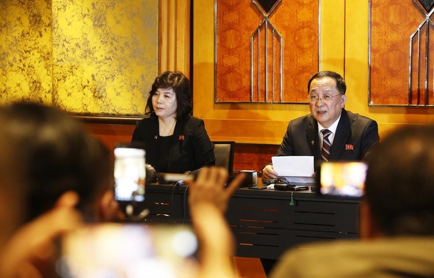 Bộ trưởng Ngoại giao Triều Tiên Ri Yong Ho chủ trì họp báo về Hội nghị Thượng đỉnh Mỹ-Triều lần thứ hai. (Ảnh: Lâm Khánh/TTXVN)