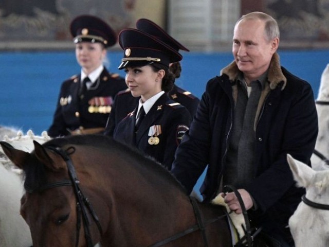 Tổng thống Putin cưỡi ngựa cùng những 'bông hồng thép' Liên bang