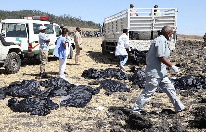 Chuyển thi thể nạn nhân tại hiện trường vụ rơi máy bay của hãng hàng không Ethiopian Airlines gần Bishoftu, Ethiopia, ngày 10/3/2019. Ảnh: AFP/TTXVN