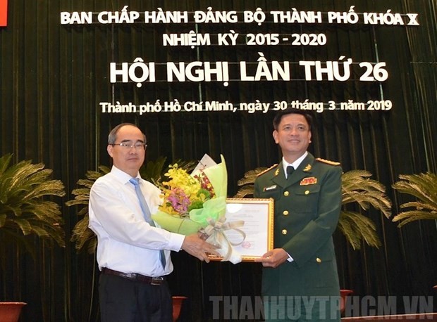 Bí thư Thành ủy TPHCM Nguyễn Thiện Nhân trao quyết định cho Đại tá Nguyễn Trường Thắng. (Nguồn: hcmcpv.org.vn)