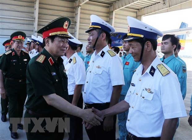 Đại tướng Ngô Xuân Lịch - Bộ trưởng Bộ Quốc phòng - thăm Lữ đoàn Không quân Hải quân 954. (Ảnh: Tiên Minh/TTXVN)