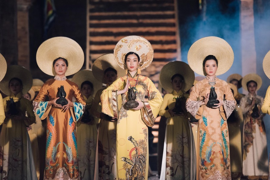 Hoa hậu Đỗ Mỹ Linh - Đại sứ trầm hương làm lễ dâng trầm ở tháp bà Ponagar (một cảnh sẽ được chiếu trong clip trong chương trình đêm 30/4) 