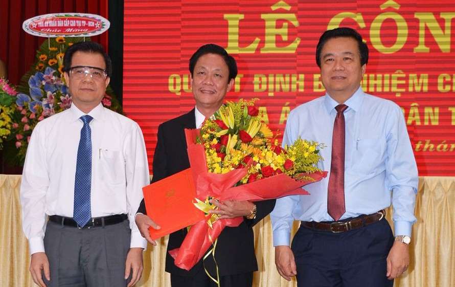 Phó Chánh án Tòa án nhân dân tối cao Nguyễn Trí Tuệ trao quyết định và chúc mừng đồng chí Lê Thái Hưng.