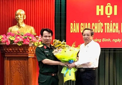 Bí thư Tỉnh ủy Quảng Bình Hoàng Đăng Quang chúc mừng Đại tá Nguyễn Văn Man được bổ nhiệm giữ chức Phó Tư lệnh Quân khu 4