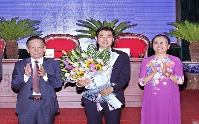 Ông Hoàng Quốc Khánh (giữa) được Thủ tướng phê chuẩn giữ chức Chủ tịch UBND tỉnh Sơn La