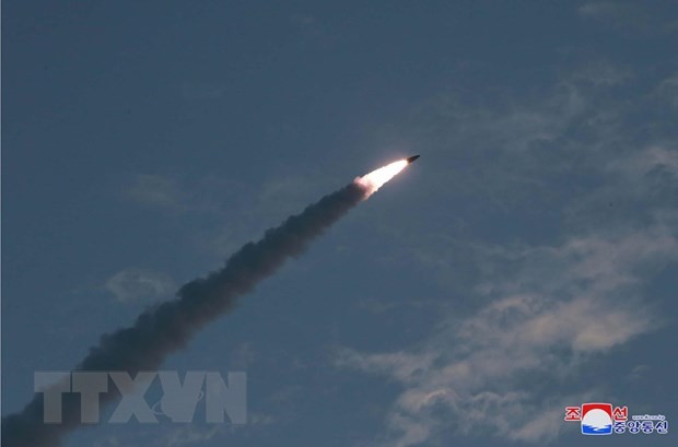 Ảnh do Hãng thông tấn Trung ương Triều Tiên đăng phát ngày 26/7/2019: Tên lửa dẫn đường chiến thuật mới được Triều Tiên phóng thử gần thị trấn ven biển phía Đông Wonsan ngày 25/7/2019. (Nguồn: Yonhap/TTXVN)