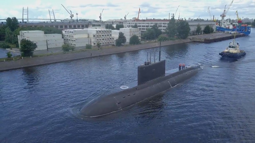 Tàu ngầm tấn công diesel-điện Kilo 636.3 ra biển thử nghiệm