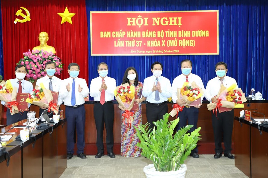 Lãnh đạo tỉnh Bình Dương trao quyết định và chúc mừng các cán bộ được chuẩn y, chỉ định chức vụ mới