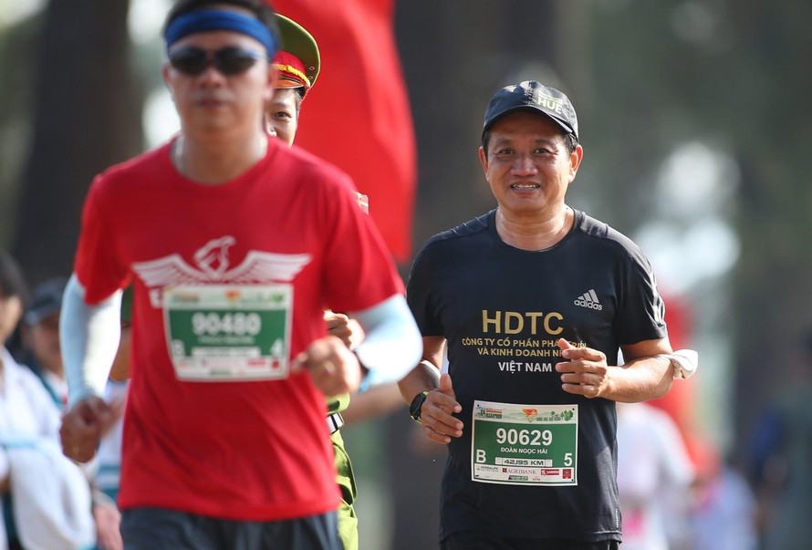 Ông Đoàn Ngọc Hải chinh phục cự ly 42,195km tại Tiền Phong Marathon 2021. Ảnh: BTC
