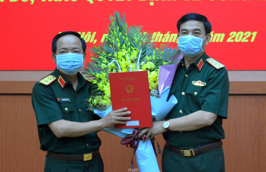 Thượng tướng Phan Văn Giang (bên phải) trao Quyết định bổ nhiệm cho Trung tướng Trịnh Văn Quyết. 