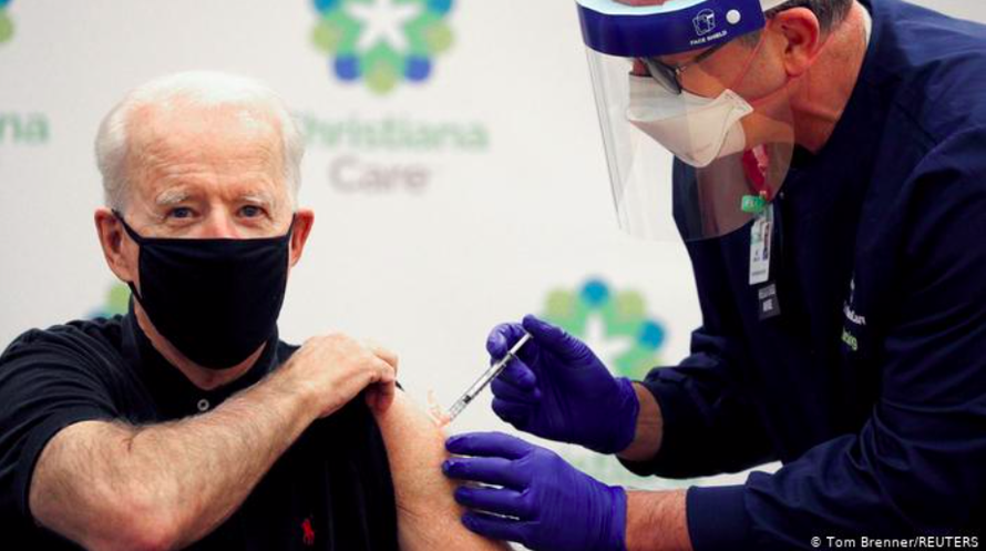 : Tổng thống Mỹ Joe Biden được tiêm vắc-xin COVID-19 trước lễ nhậm chức. Ảnh: Reuters