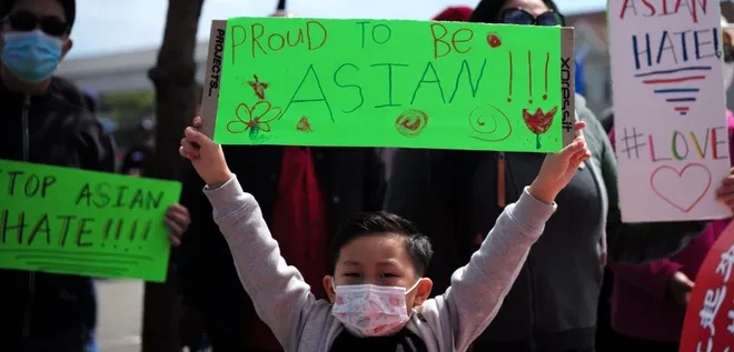 Một cậu bé tham gia cuộc tuần hành kêu gọi chấm dứt tình trạng thù ghét người châu Á ở bang California, Mỹ hôm 3/4. Ảnh: Xinhua