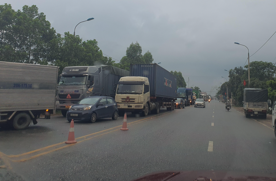 Chốt kiểm dịch tại cổng tỉnh Quảng Ninh luôn trong tình trạng tắc nghẽn