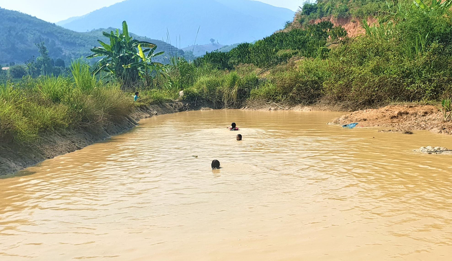 Các em nhỏ xã Quảng Hòa (huyện Đắk Song, Đắk Nông) tắm dưới hồ nước 