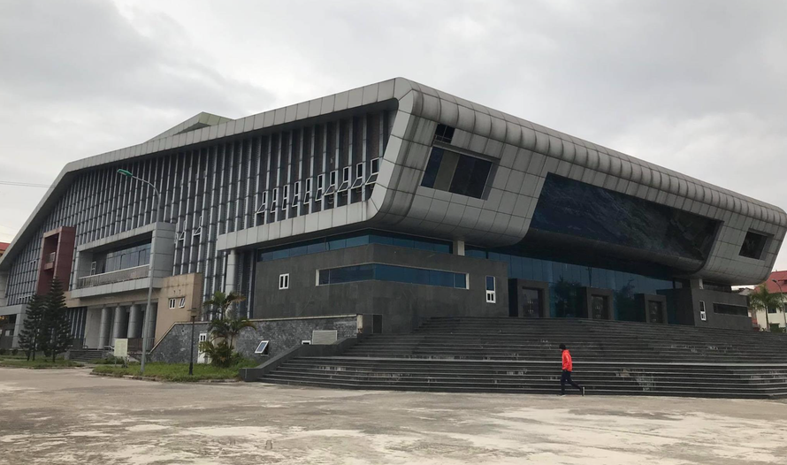 Nhà hát huyện Đan Phượng, Hà Nội có vốn đầu tư từ ngân sách cả trăm tỷ đồng nằm phơi mưa, phơi nắng gây lãng phí rất lớn. Ảnh: Trường Phong 