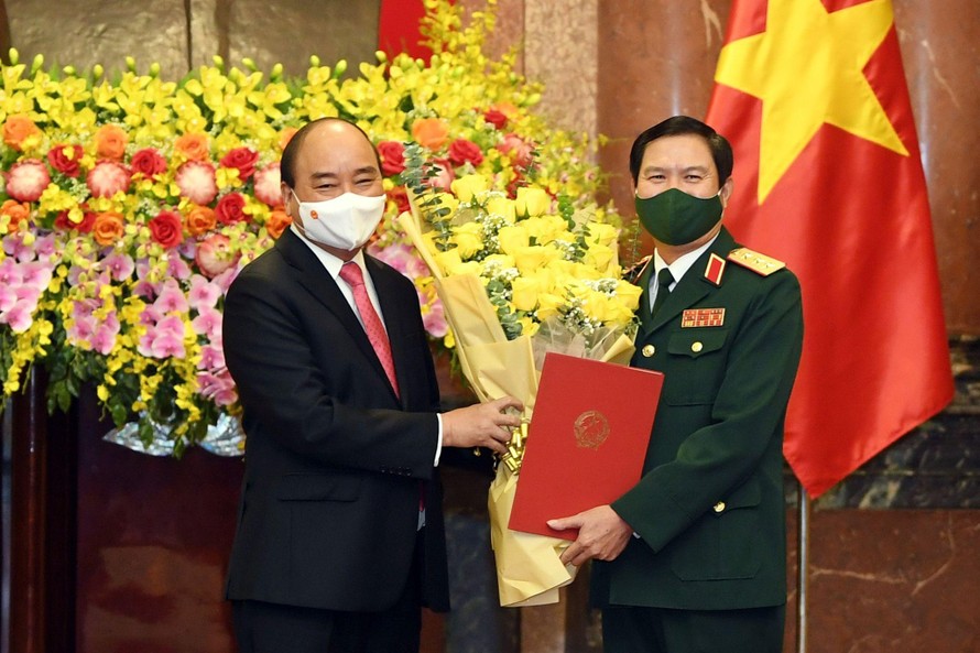 Chủ tịch nước trao quyết định bổ nhiệm Tổng tham mưu trưởng Quân đội nhân dân Việt Nam cho Thượng tướng Nguyễn Tân Cương. Ảnh: Ngọc Hưng