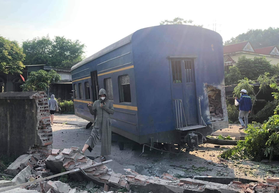 Sáu toa tàu bị đứt trôi ngược trên đường ray ở Quảng Ninh, 1 bé trai thương nặng