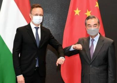 Ngoại trưởng Trung Quốc Vương Nghị và người đồng cấp Hungary Peter Szijjarto trong cuộc gặp cuối tuần qua. (Ảnh: Xinhua)