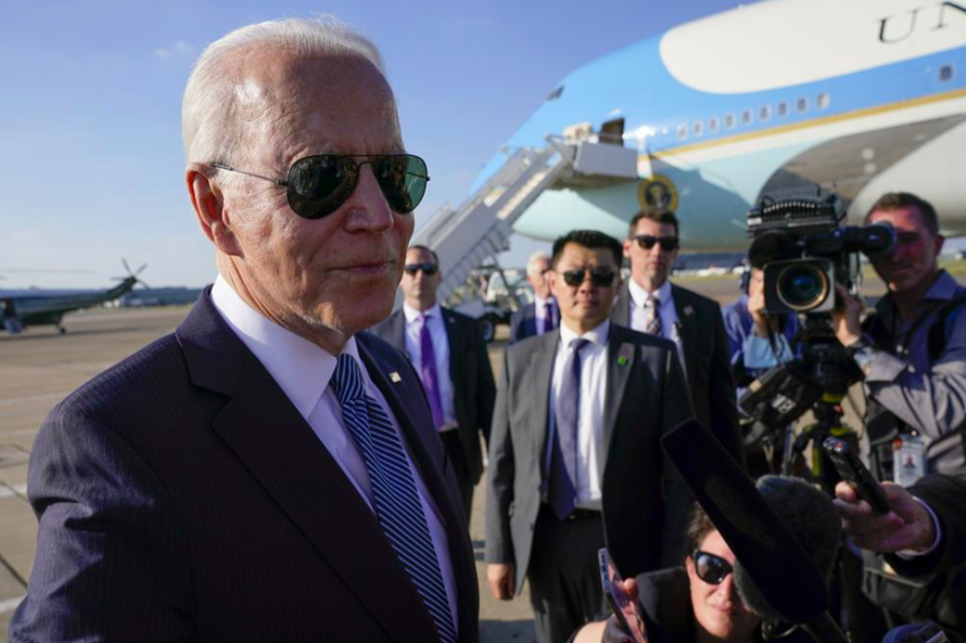 Tổng thống Mỹ Joe Biden phát biểu với báo chí trước khi rời khỏi Anh để sang Brussels. Ảnh: AP