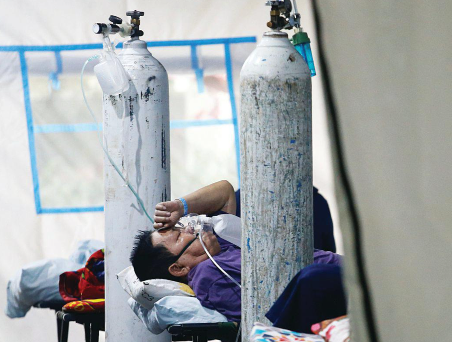 Một bệnh nhân COVID-19 nằm trong lều cấp cứu tại một bệnh viện ở Jakarta (Indonesia). Ảnh: AP 