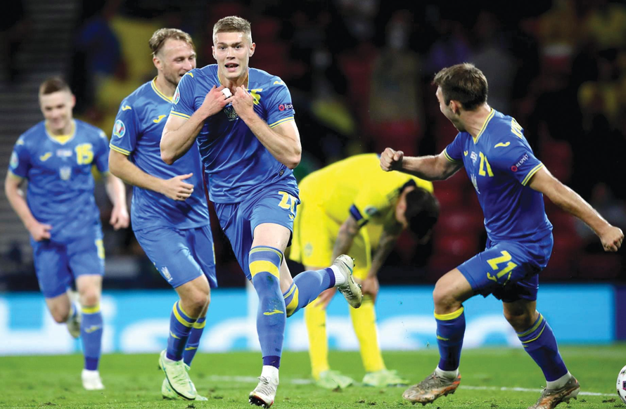 Các cầu thủ Ukraine ăn mừng bàn thắng quyết định đưa họ lần đầu tiến vào vòng tứ kết EURO trong lịch sử 
