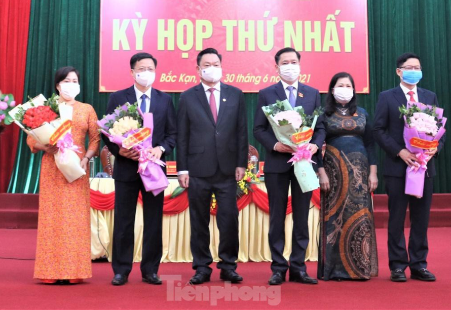 Chủ tịch và các Phó chủ tịch UBND tỉnh Bắc Kạn nhận hoa chúc mừng của lãnh đạo HĐND tỉnh. Ảnh: BK