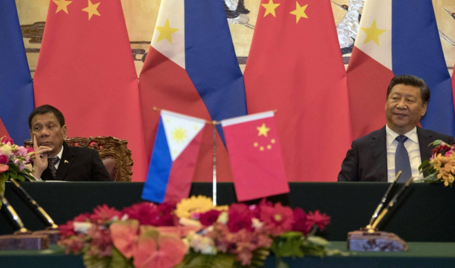 Tổng thống Philippines Rodrigo Duterte và Chủ tịch Trung Quốc Tập Cận Bình chứng kiến lễ ký các văn kiện hợp tác trong chuyến thăm Bắc Kinh của ông Duterte năm 2016. (Ảnh: Getty Images)