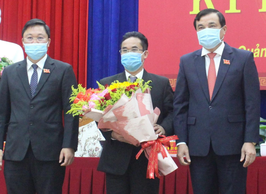 Ông Trần Anh Tuấn (giữa) là tân Phó Chủ tịch UBND tỉnh Quảng Nam.